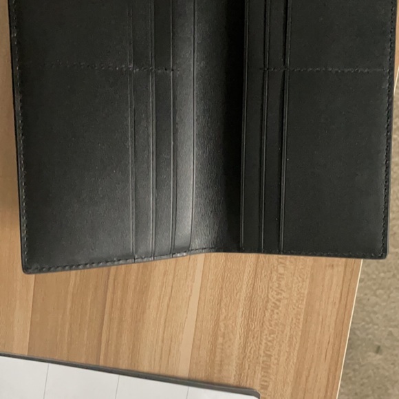 Brand new coach checks wallet - Picture 3 of 3